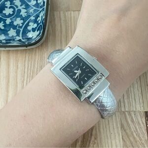 Terner ladies silver tone hinged cuff bracelet watch NEW BATTERY